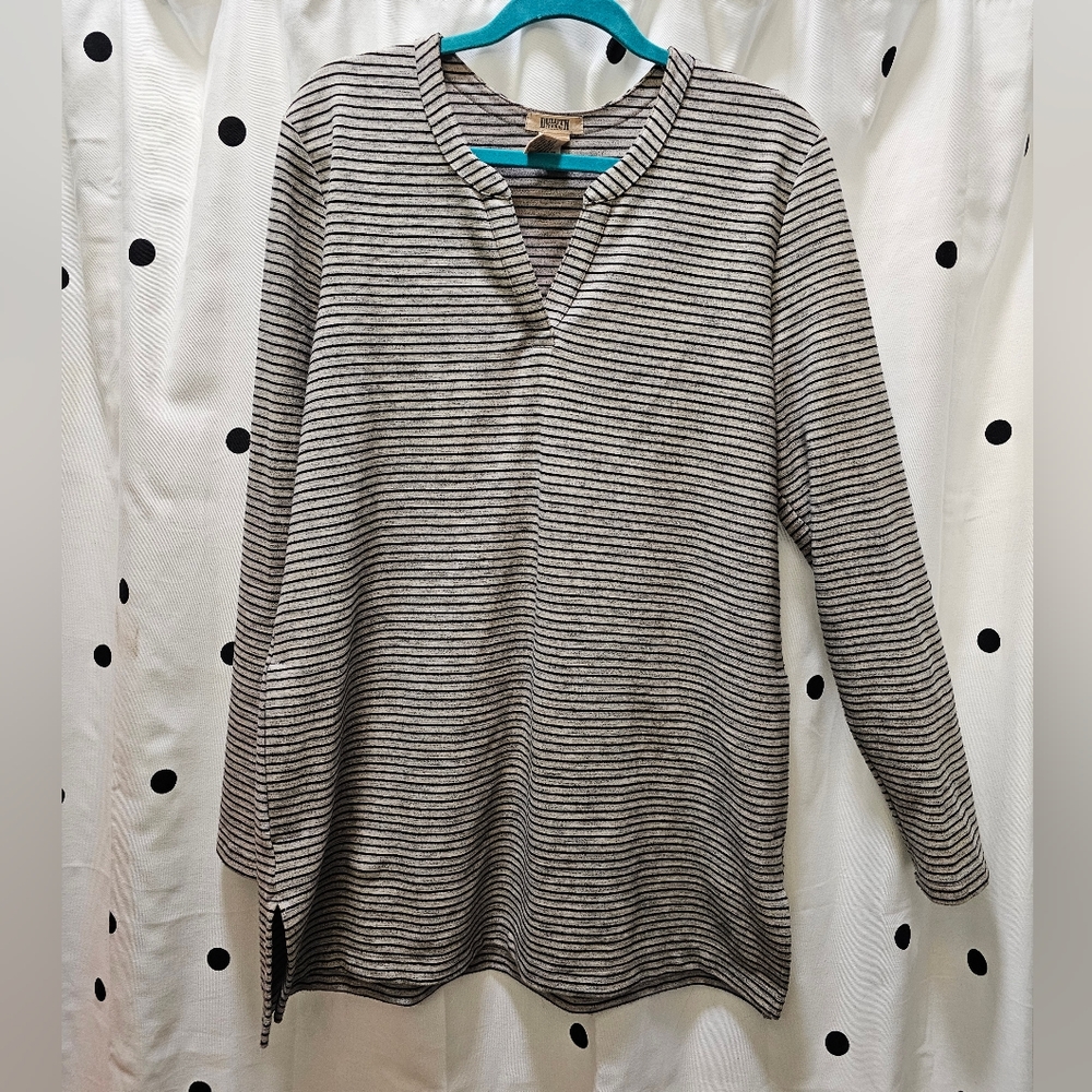 Duluth black and grey striped long sleeve V-neck knit tunic top size large